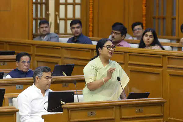 सीएम रेखा गुप्ता ने भगत सिंह की प्रतिमा का अनावरण किया, प्रेरणा केंद्र का उद्घाटन