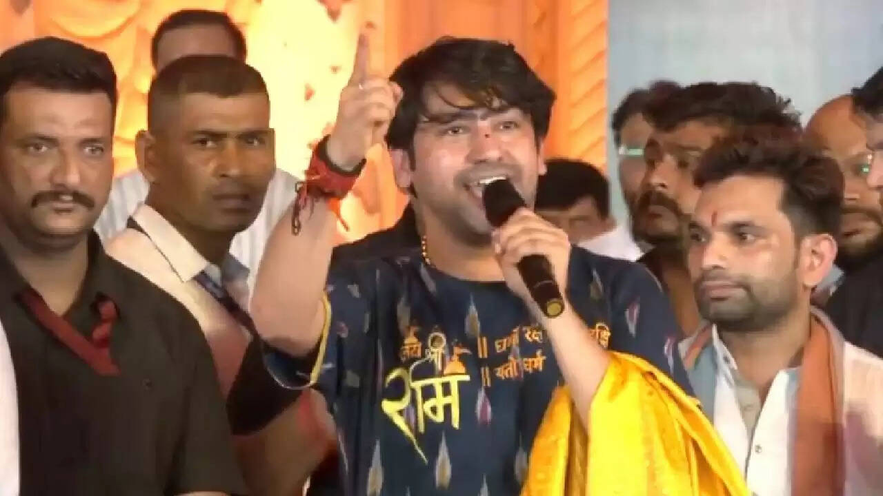 बिहार में सनातन महाकुंभ में आचार्य धीरेंद्र का हिंदुत्व पर जोर