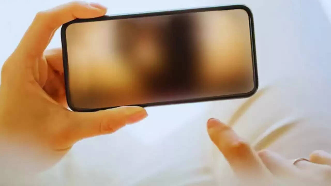 उत्तराखंड में महिला के साथ साइबर अपराध: पति पर अश्लील वीडियो अपलोड करने का आरोप