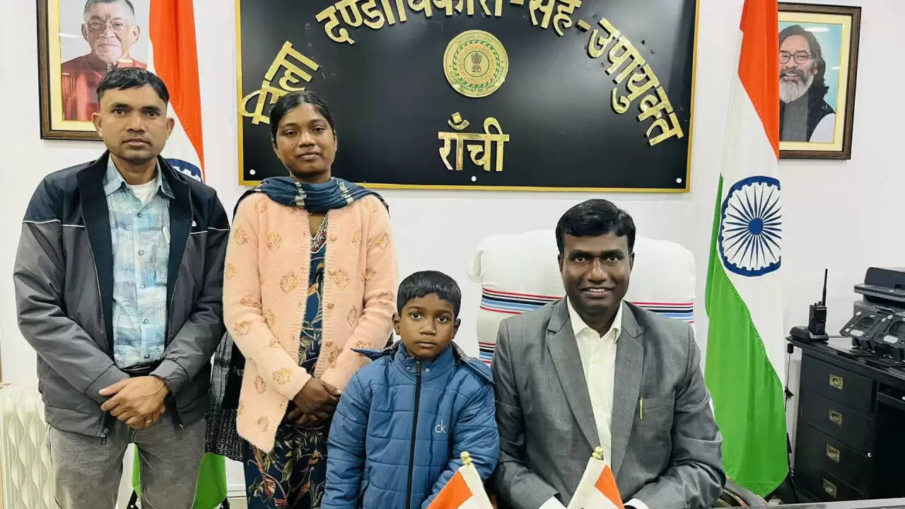 पेट्रोल पंप की रोशनी में पढ़ाई करने वाले एलेक्स मुंडा की प्रेरणादायक कहानी