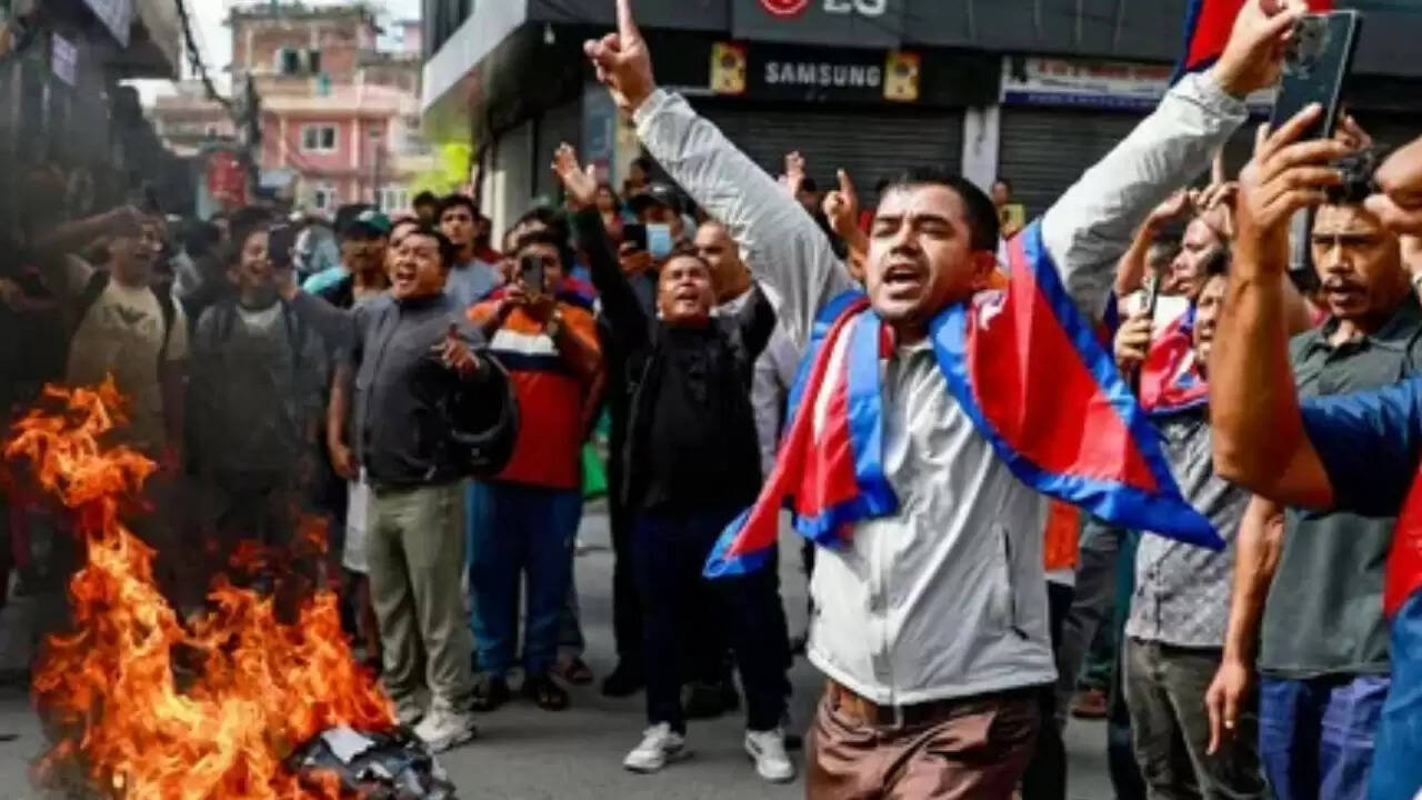 नेपाल में सोशल मीडिया बैन के खिलाफ उभरा जनाक्रोश: क्या है इसके पीछे की कहानी?