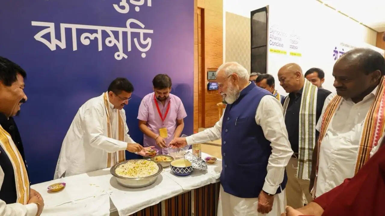 प्रधानमंत्री मोदी ने एनडीए बैठक में लिया झालमुड़ी का आनंद
