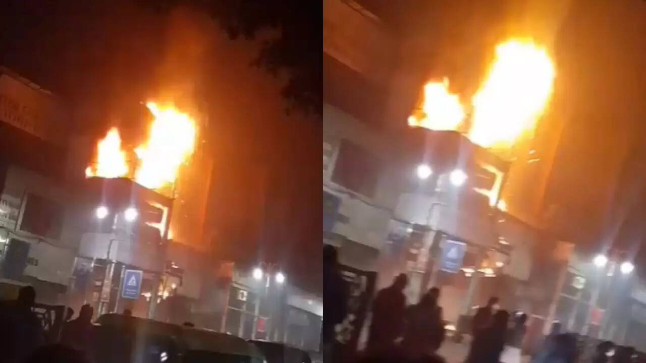 चांदनी चौक में आग लगने से मची अफरा-तफरी, फायर ब्रिगेड ने पाया काबू