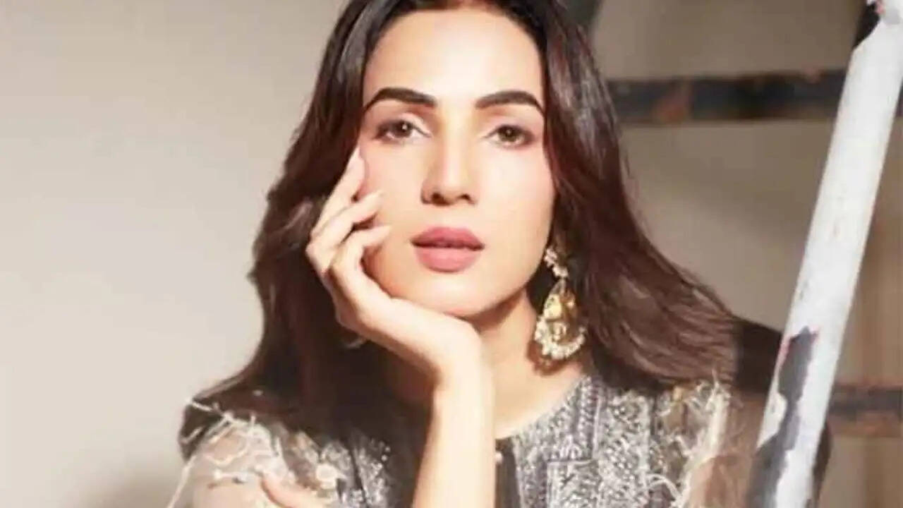 सोनल चौहान की सुरक्षित वापसी: दुबई से भारत लौट आईं एक्ट्रेस