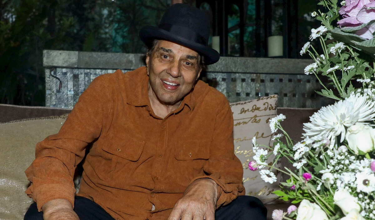 धर्मेंद्र का निधन: भारतीय सिनेमा के दिग्गज का सफर समाप्त