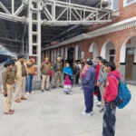 रेलवे यात्रियों को साइबर ठगी से बचने के लिए जागरूक किया गया