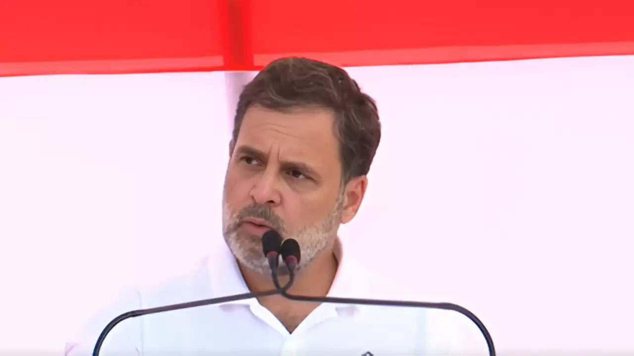 राहुल गांधी ने महाराष्ट्र सरकार पर लगाया जमीन चोरी का आरोप