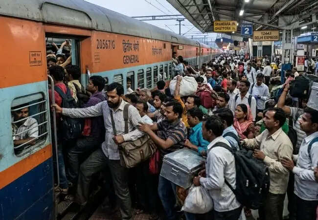 दिल्ली के शाहदरा रेलवे स्टेशन पर सीट विवाद में युवक की मौत