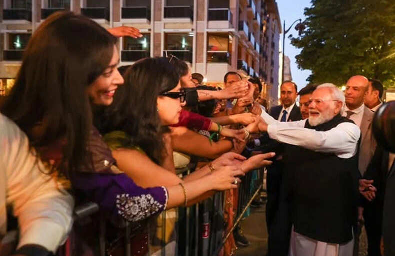 प्रधानमंत्री मोदी का पेरिस दौरा: प्रवासी भारतीयों का भव्य स्वागत
