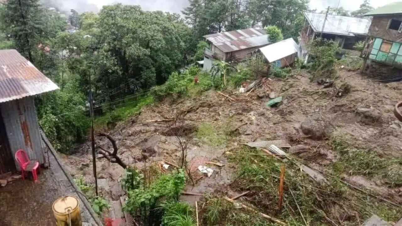 चुंगथांग में भूस्खलन से फंसे 200 पर्यटक, राहत कार्य जारी