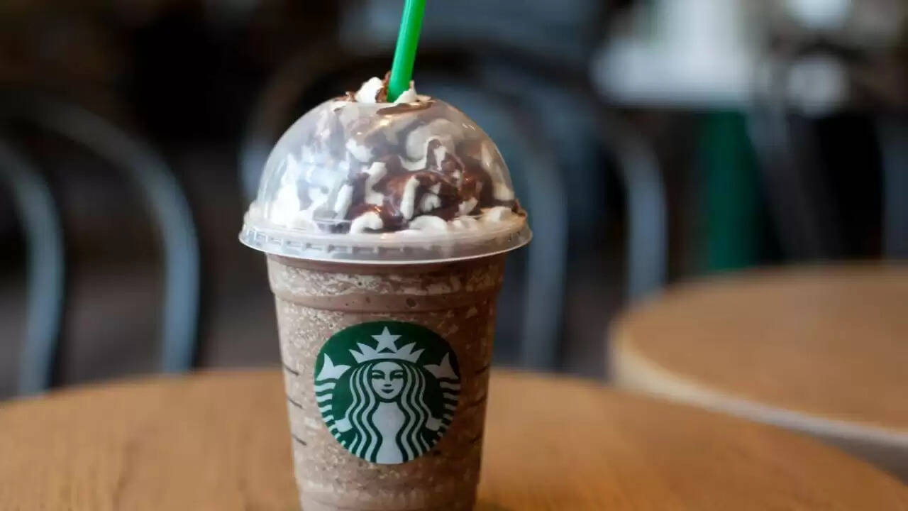 स्टारबक्स ने बढ़ाई कीमतें: ग्राहकों पर पड़ेगा असर