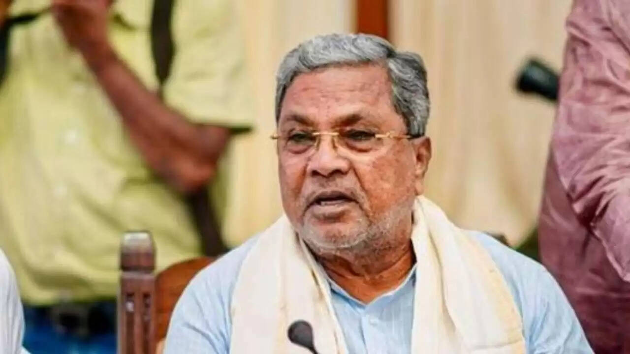 कर्नाटक में भगदड़: मुख्यमंत्री सिद्धारमैया ने दी जानकारी, BJP ने उठाई इस्तीफे की मांग