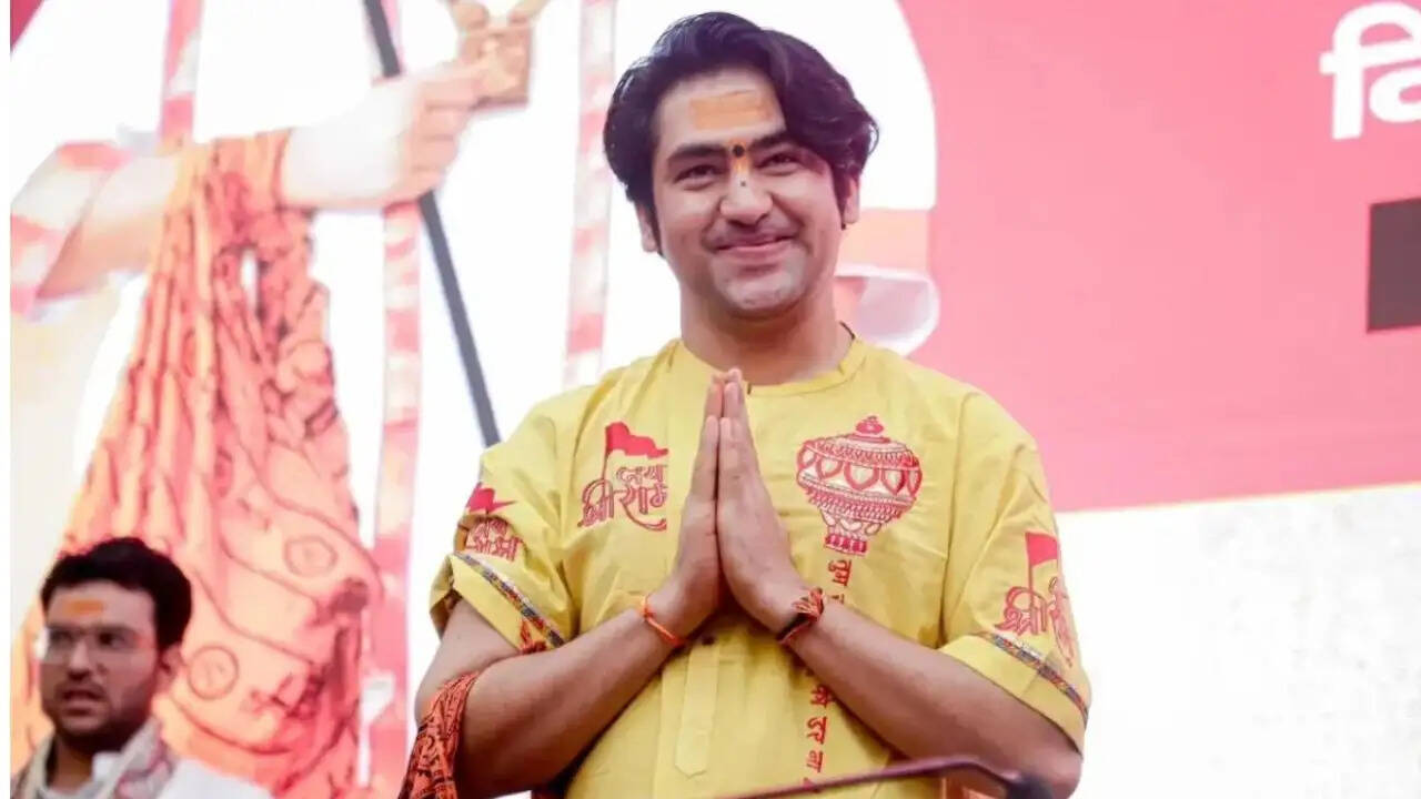 लेंसकार्ट के ड्रेस कोड विवाद पर बागेश्वर बाबा का तीखा बयान