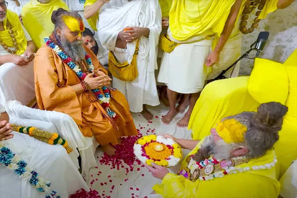 वृंदावन में संतों का भावुक मिलन: प्रेमानंद महाराज और राजेंद्र दास जी का अद्भुत क्षण