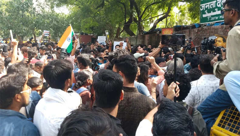कॉकरोच जनता पार्टी का धरना: शिक्षा मंत्री के इस्तीफे की मांग
