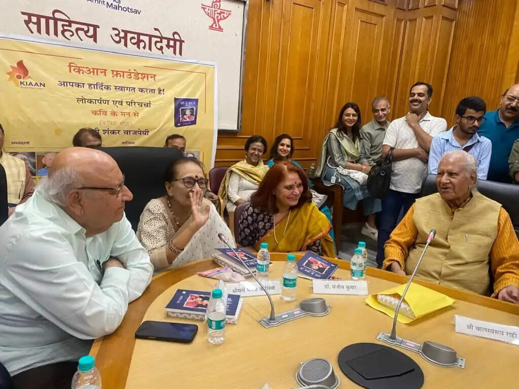 कवि लक्ष्मी शंकर वाजपेयी के कविता संग्रह 'कवि के मन से' का भव्य लोकार्पण