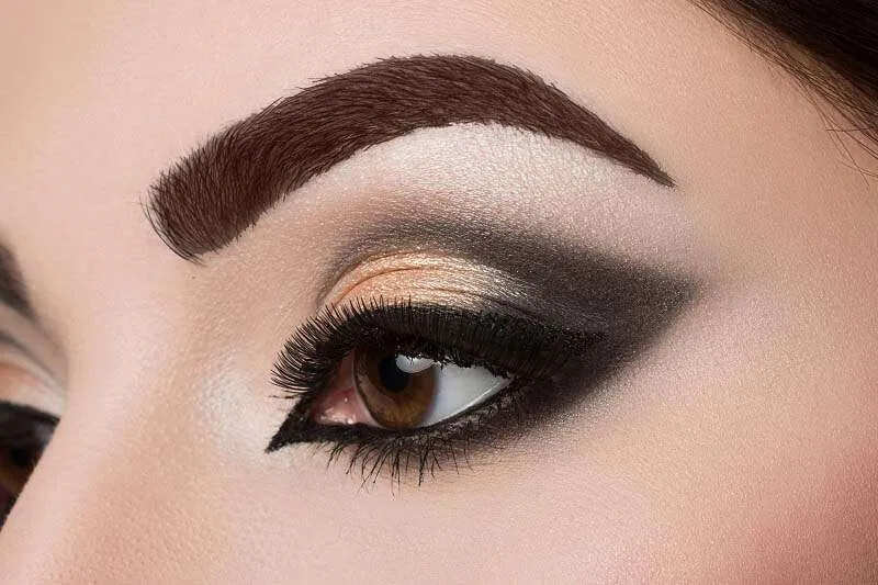 घनी भौहें पाने के लिए घरेलू नुस्खे: नारियल तेल और एलोवेरा का जादू