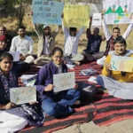 अरावली पर्वत श्रृंखला के संरक्षण के लिए मानकावास पहाड़ पर उपवास