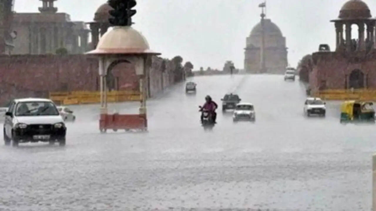 दिल्ली में मौसम का मिजाज बदला: धूल भरी आंधी और बारिश की चेतावनी