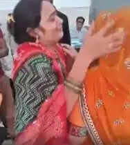 उत्तर प्रदेश की रजनी और उनकी बेटी की 15 साल बाद हुई मुलाकात