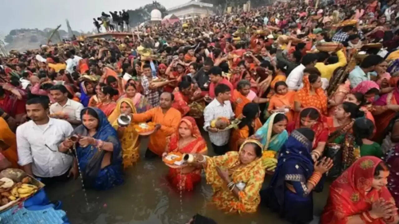 छठ पूजा 2023: बिहार के प्रमुख घाटों पर श्रद्धालुओं की उमड़ी भीड़