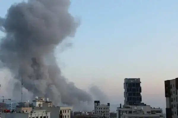 अमेरिका का ईरान के मिसाइल ठिकानों पर हमला: होर्मुज स्ट्रेट में बढ़ी सैन्य गतिविधियाँ