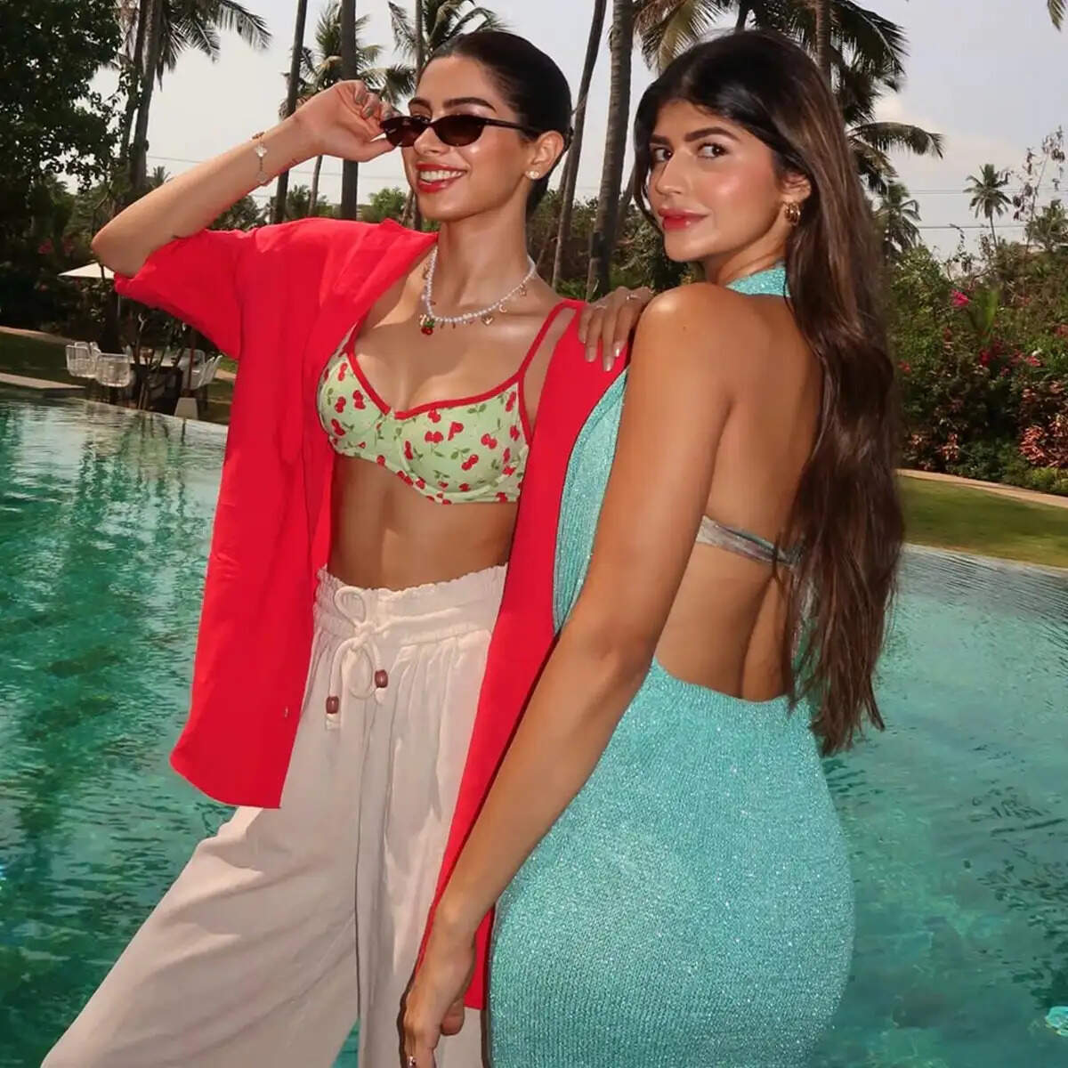 खुशी कपूर की बोल्ड बिकिनी तस्वीरें: पूल किनारे गर्ल गैंग के साथ ग्लैमरस अंदाज