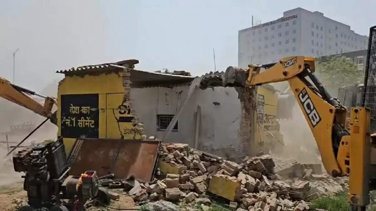 ग्रेटर नोएडा प्राधिकरण ने अवैध कब्जे को हटाने के लिए चलाया बुलडोजर