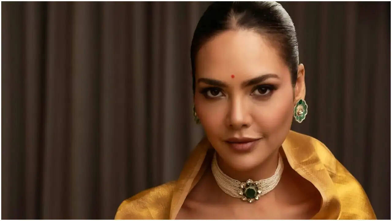 ईशा गुप्ता ने UAE से सुरक्षित भारत लौटने की जानकारी दी