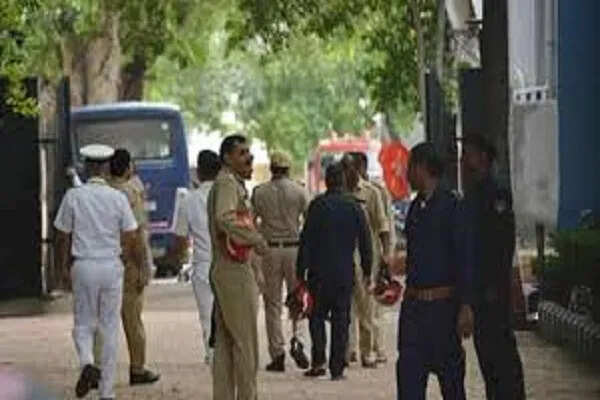दिल्ली के 20 कॉलेजों में बम धमकी से हड़कंप, पुलिस ने शुरू की जांच