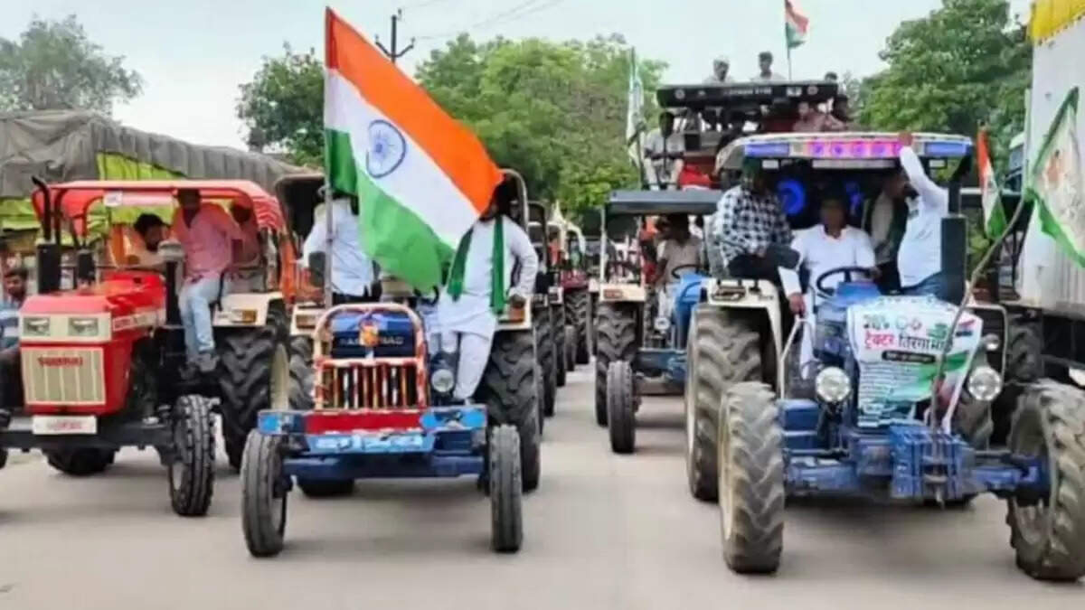 ग्रेटर नोएडा में तिरंगा बाइक रैली का आयोजन, किसानों की एकजुटता का संदेश