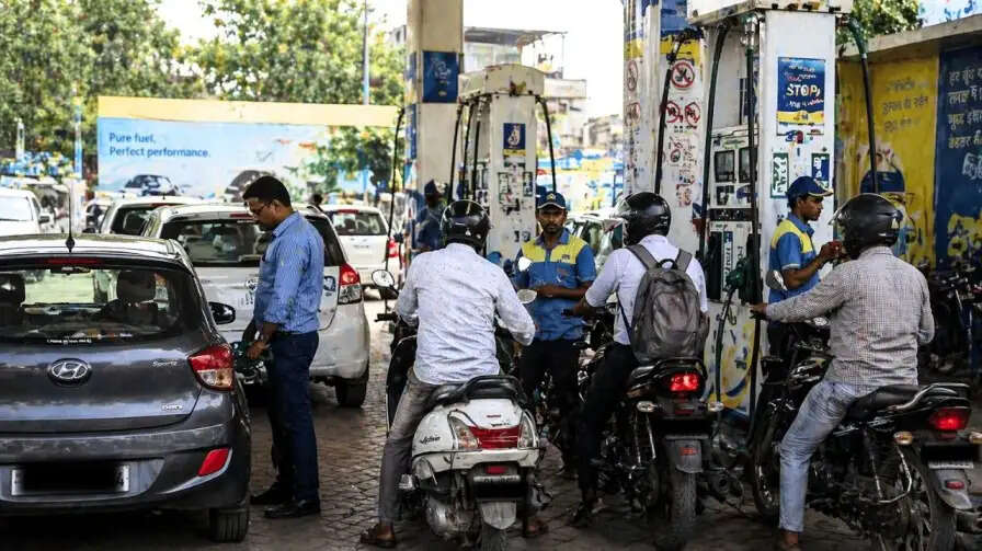 भारत में डीजल-पेट्रोल की कीमतें स्थिर, कंपनियों को हो रहा भारी नुकसान