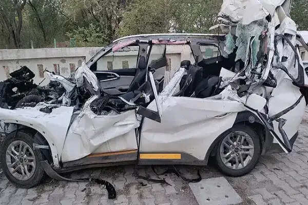 आगरा-लखनऊ एक्सप्रेसवे पर भीषण सड़क दुर्घटना, तीन की मौत