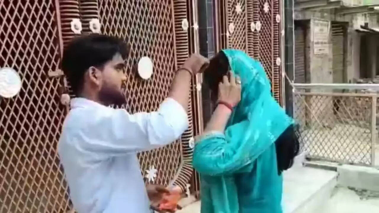 जौनपुर में पति ने पत्नी की प्रेमी से कराई शादी, भावनात्मक पल हुआ वायरल