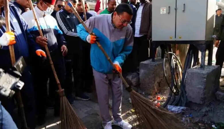 सीएम धामी ने बल्लूपुर चौक पर स्वच्छता अभियान की शुरुआत की