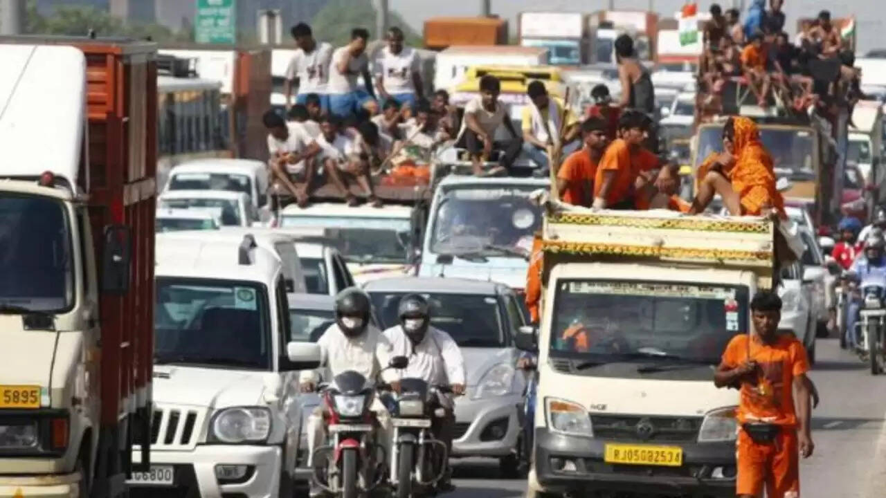 दिल्ली में कांवड़ यात्रा: श्रद्धालुओं की भीड़ से परेशान स्थानीय निवासी