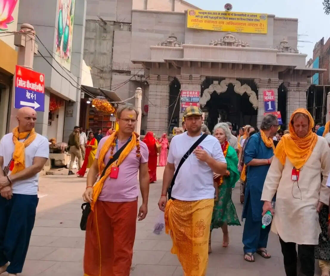 स्विट्जरलैंड और रूस से आए भक्तों ने मां विंध्यवासिनी की चरणों में शीश नवाया