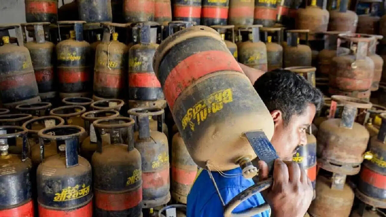 क्या रसोई गैस की कीमतों में बढ़ोतरी से आम परिवारों का बजट बिगड़ जाएगा?