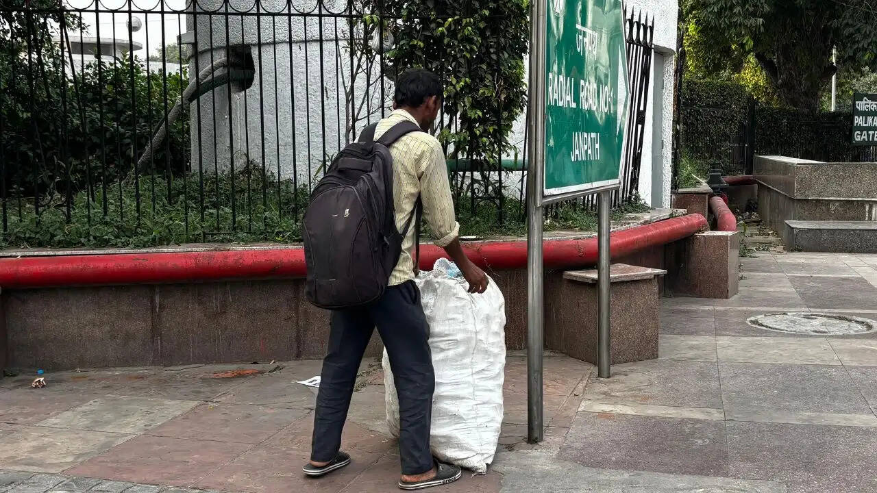 दिल्ली में प्रदर्शन के बीच रोजी-रोटी की जुगाड़: विनोद की कहानी