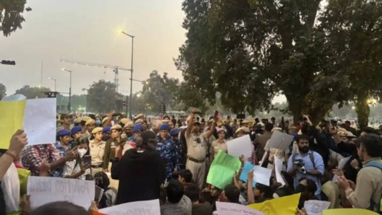 दिल्ली में प्रदूषण विरोधी प्रदर्शन: नक्सली नारों और मिर्ची स्प्रे हमले की जांच में जुटी पुलिस