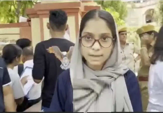 बुर्का पहनकर NEET परीक्षा देने आई छात्रा को प्रवेश से रोका गया
