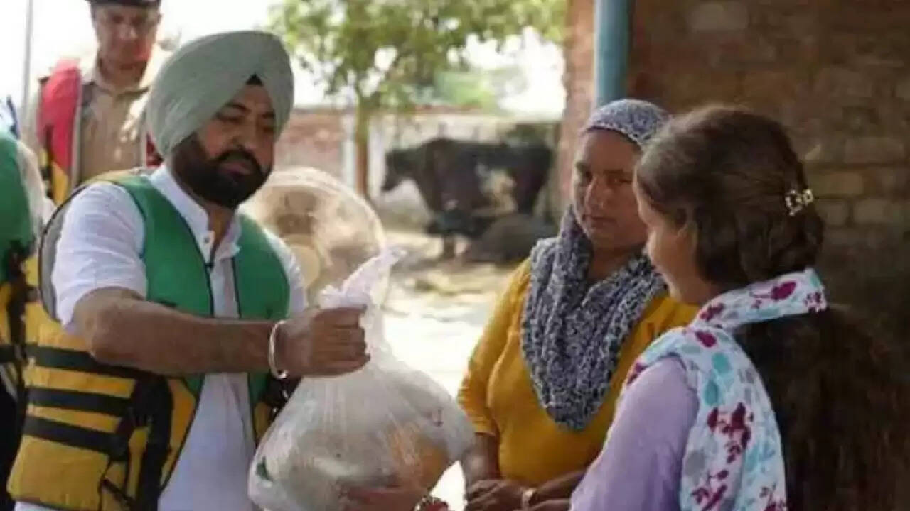 पंजाब में बाढ़ राहत कार्य: मंत्री और विधायक ने किया सामग्री वितरण