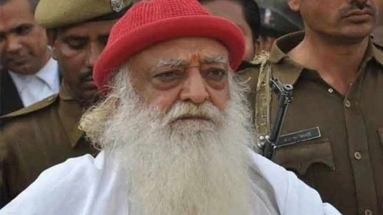 आसाराम ने जोधपुर जेल में किया सरेंडर, हाई कोर्ट का फैसला बरकरार
