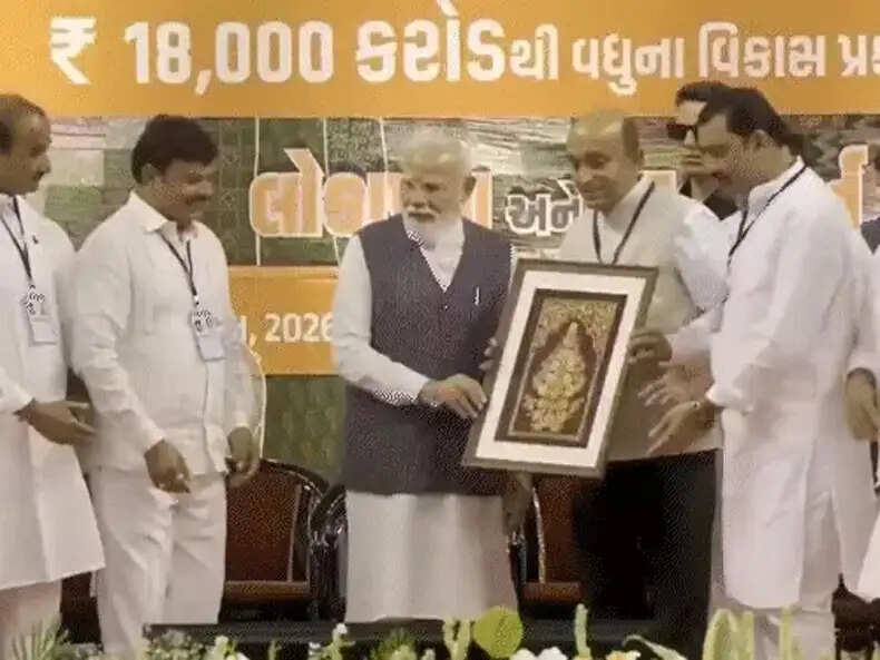 पीएम मोदी का सूरत दौरा: आत्मनिर्भरता पर कांग्रेस पर तीखा हमला
