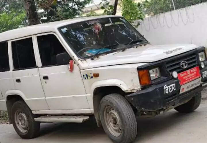 सरकारी गाड़ी पर काला शीशा लगाने वाले चकिया सीओ का काटा गया चालान
