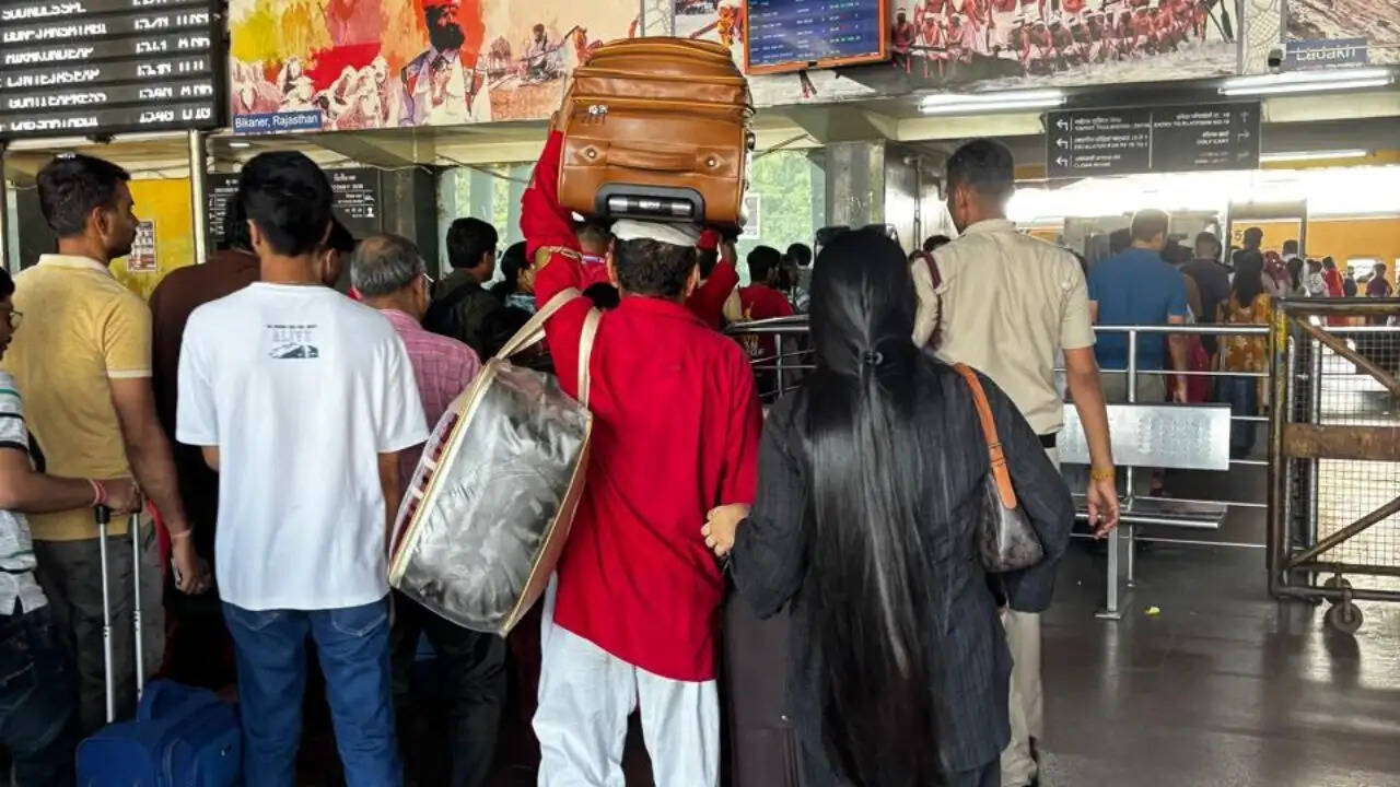 नई दिल्ली रेलवे स्टेशन पर सुरक्षा जांच में लापरवाही, रेलवे ने शुरू की जांच