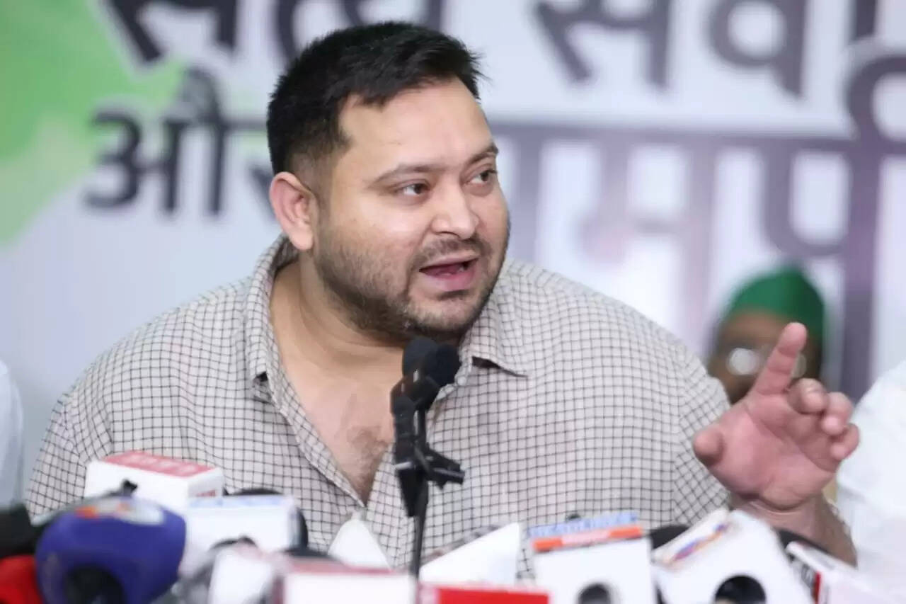 तेजस्वी यादव के दो वोटर आईडी कार्ड मामले में चुनाव आयोग ने भेजा नोटिस