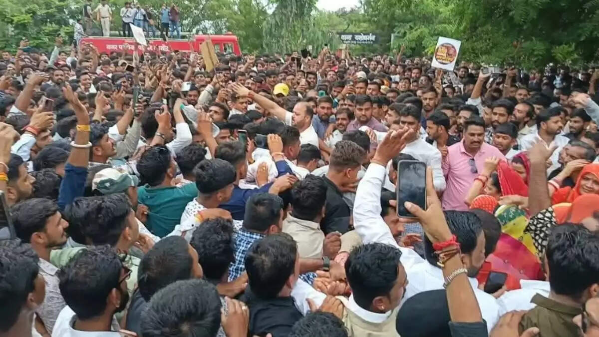 मंदसौर में करणी सेना के अध्यक्ष पर एफआईआर के खिलाफ प्रदर्शन