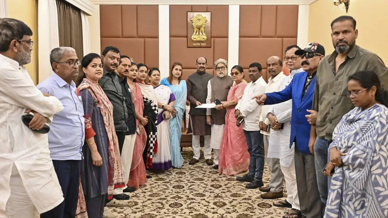 तृणमूल कांग्रेस के 20 बागी सांसदों ने NCPI में विलय किया