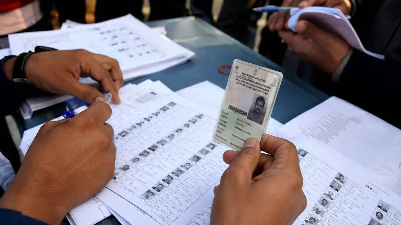 भारत में चुनावी प्रक्रिया को पारदर्शी बनाने के लिए मतदाता सूचियों का गहन पुनरीक्षण शुरू